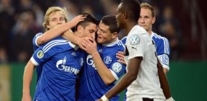 Ciprian Marica wird für sein Fallrückziehertor gefeiert Fußball,Schalke,Marica