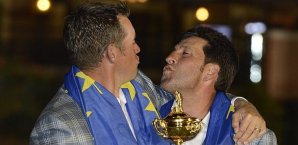 Lee Westwood und Jose-Maria Olazabal posieren mit dem Ryder Cup Lee Westwood, Jose-Maria Olazabal, Ryder Cup