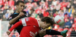 Nicolai Müller ist schneller am Ball als Hoffenheims Fabian Johnson Nicolai Müller, Fabian Johnson