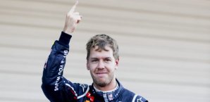 Sebastian Vettel reckt den Siegesfinger Sebastian Vettel, red bull, formel 1
