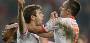 Thomas Müller lässt sich von Franck Ribery gratulieren thomas,müller,franck,ribery,fc,bayern,münchen,osc,lille,torjubel