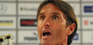 Bruno Labbadia gehen die Spieler aus VfB Stuttgart, Bruno Labbadia