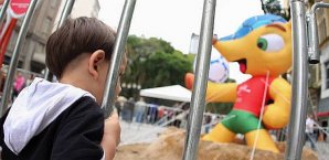 Fuleco muss sich wohl nur vor Kindern in Acht nehmen WM,Maskottchen,Gürteltier,Brasilien