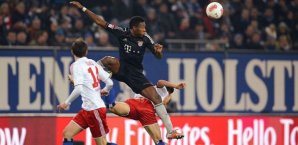 David Alaba behauptet sich gegen zwei Hamburger David Alaba, Bayern München, HSV
