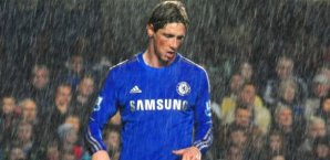 Fernando Torres steht im Regen Fernando Torres