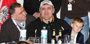 Mariusz Wach mit Sohn auf der Pressekonferenz Mariusz wach,Boxen