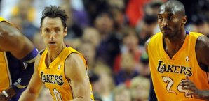Steve Nash (li.) musste verletzt ausgewechselt werden Steve Nash, Los Angeles Lakers