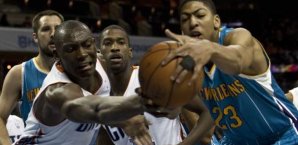 Anthony Davis von den Hornets (re.) gegen Bismack Byombo anthony,davis,charlotte,bobcats,bismack,byombo