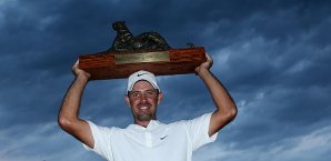 Charl Schwartzel präsentiert nach seinem Sieg stolz die Trophäe Charl Schwartzel, Alfred Dunhill Championship