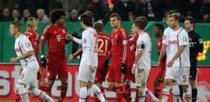 Franck Ribery sieht im Spiel gegen Augsburg die Rote Karte FC Bayern München,FC Augsburg,DFB-Pokal