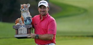 Graeme McDowell mit der Tiger-Trophäe bei der World Challenge Golf,McDowell