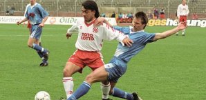 Hakan Bicici im Duell gegen Robert Holzer im 2. Liga Spiel gegen Jena1992 hakan Bicici,hannover 96