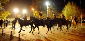 Die Polizei-Reiterstaffel bei einem Bundesliga-Einsatz in Hannover reiterstaffel, polizei, hannover