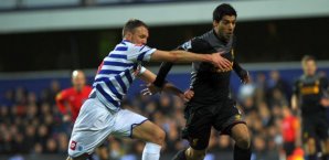 Luis Suarez setzt sich gegen Clint Hill durch suarez,liverpool