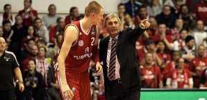 Svetislav Pesic gibt Robin Benzing Anweisungen Svetislav Pesic, Robin Benzing, Bayern München