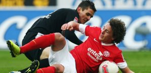 Umkämpftes Duell. Julian Baumgartlinger und Johannes Flum im Zweikampf Baumgartlinger,flum,mainz,freiburg