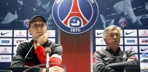 Carlo Ancelotti und Zlatan Ibrahimovic bei einer Pressekonferenz Carlo Ancelotti,Zlatan Ibrahimovic.Paris St. Germain