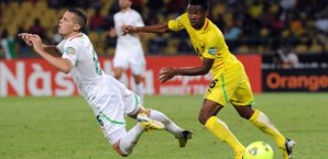 Djamel Mesbah (li.) und Mamah Gaffar im Duell Djamel Mesbah,Mamah Gaffar,Algerien,Togo,Afrika Cup