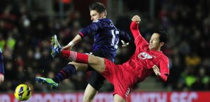 Olivier Giroud kommt vor Maya Yoshida an den Ball fc,arsenal,fc,southampton,maya,yoshida,olivier,giroud