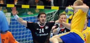 Michael Haass und Oliver Roggisch blocken einen schwedischen Wurfversuch handball,Michael Haass,Oliver Roggisch