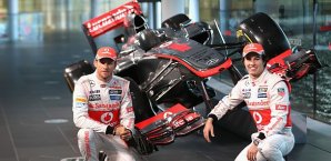 Jenson Button und Sergio Perez posieren vor dem neuen McLaren Jenson Button, Sergio Perez, McLaren