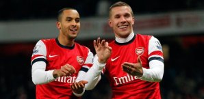 Theo Walcott und Lukas Podolski lassen sich feiern theo walcott, lukas podolski, fc arsenal