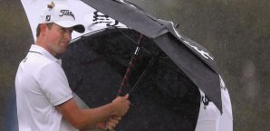 Webb Simpson konnte gerade einmal sieben Löcher spielen webb,simpson,hawaii,regenschirm