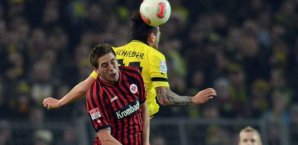 Julian Schieber mit Körpereinsatz gegen Bastian Oczipka Budnesliga,Eintracht Frankfurt,Schieber,Dortmund,Oczipka
