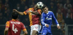 Didier Drogba setzt sich im Kopfball gegen Sead Kolasinac durch. Didier Drogba, Schalke 04, Galatasaray, Sead Kolasinac