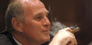 Uli Hoeneß ist mit Javi Martinez hochzufrieden Hoeneß,Zigarre
