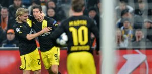 Marcel Schmelzer beglückwünscht Robert Lewandowski robert lewandowski, marcel schmelzer, bvb