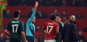 Cüneyt Cakir zeigt Nani die Rote Karte nach dessen Foul an Alvaro Arbeloa. Alvaro Arbeloa, Mesut Özil, Real Madrid, Manchester United, Nani, Cüneyt Cakir