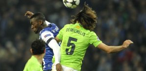 Portos Torjäger Jackson Martinez im Kopfballduell mit Martin Demichelis jackson martinez, martin demichelis, fc porto, fc malaga, champions league