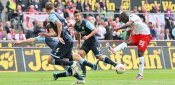 Anthony Ujah bei einem Torschuss für den 1. FC Köln gegen 1860 Anthony Ujah, 1. FC Köln, 1860 München