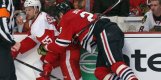 Bryan Bickell und Niklas Kronwall vergnügen sich in der Bande Bryan Bickell,Niklas Kronwall