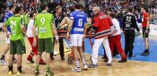 Ivan Nincevic von den Füchse wird nach dem Kopfstoß abtransportiert Ivan Nincevic, Torsten Jansen, HSV, Füchse Berlin
