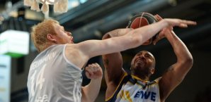 Philipp Neumann (li.) trug mit 13 Punkten zum Heimsieg der Brose Baskets Bamberg bei Philipp Neumann, Brose Baskets Bamberg