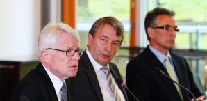 Reinhard Rauball sieht die Zeit für ein Outing im Fußball noch nicht gekommen Wolfgang Niersbach, Reinhard Rauball, Helmut Sandrock