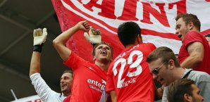 Nicolai Müller und Shinji Okazaki feiern mit den Fans von Mainz 05 Nicolai Müller, Shinji Okazaki, Mainz 05, Bundesliga