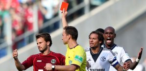 Szabolcs Huszti wurde nach seinem Platzverweis für drei Spiele gesperrt Szabolcs Huszti, Hannover 96
