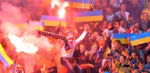 Fußballfans in der Ukraine sind die Leidtragenden des politischen Chaos' Fans, Ukraine, Pyro