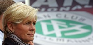 Silvia Neid bevorzugt Naturrasen. Neid