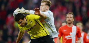 Loris Karius greift beherzt gegen Sokratis zu loris,karius,sokratis,borussia,dortmund
