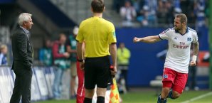 Pierre-Michel Lasogga jubelt seinem HSV-Coach Bert van Marwijk zu Pierre-Michel Lasogga, Bert van Marwijk, HSV