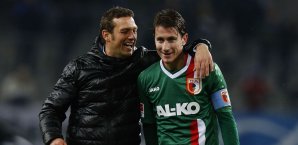 Haben nach starker Hinrunde gut lachen: Markus Weinzierl (li.) und sein Kapitän Paul Verhaegh Bundesliga,FC Augsburg,MArkus weinzierl,Paul Verhaegh