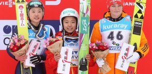 Carina Vogt (re.) wurde Dritte carina,vogt,skispringen,zao,podest
