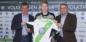 Symbol der neuen Generation: Kevin de Bruyne bei der VfL Vorstellung mit Klaus Allofs und Dieter Hecking Kevin De Bruyne,VfL Wolfsburg,Bundesliga
