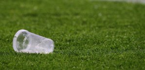 Bierbecher wurden zu Wurfgeschossen bierbecher,wurfgeschoss