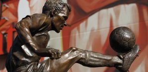 Die Statue von Dennis Bergkamp ist nun enthüllt Dennis Bergkamp