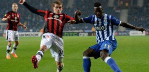 Silvestre Varela kann von Sebastian Jung nicht gestoppt werden eintracht,frankfurt,fc,porto